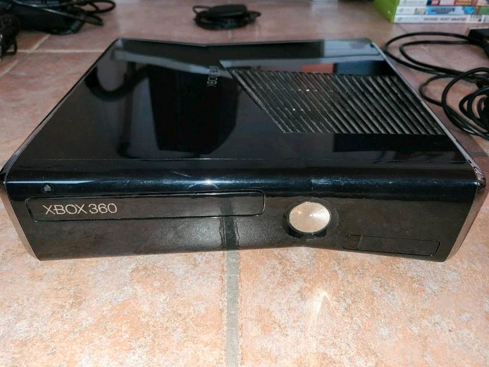 Xbox 360 S 250GB mit Kinect, 2 Controllern und 14 Spielen in Olpe