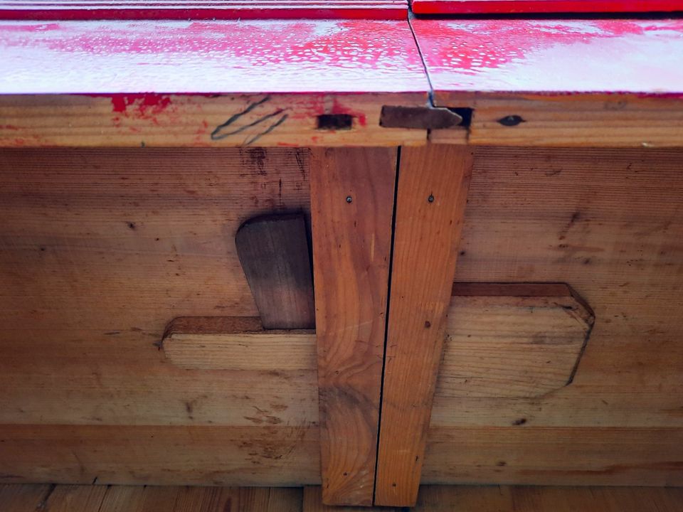 alter VINTAGE Kleiderschrank in Massivholz mit Orginalbeschlägen in Neustetten