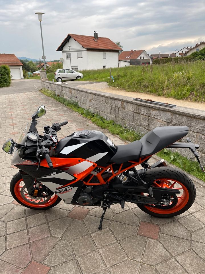 Motorrad  KTM RC 390 in Furth im Wald