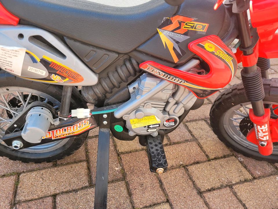 Elektronisches Kindermotorrad mit Stützrädern in Ketsch