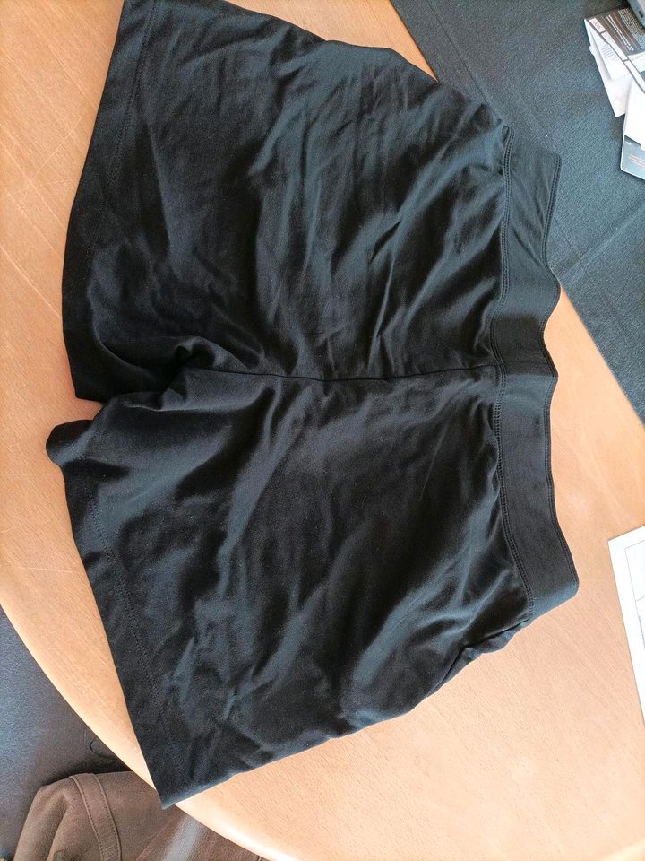 Kurze schwarze Hose in Größe 40/42 von Tchibo in Köln