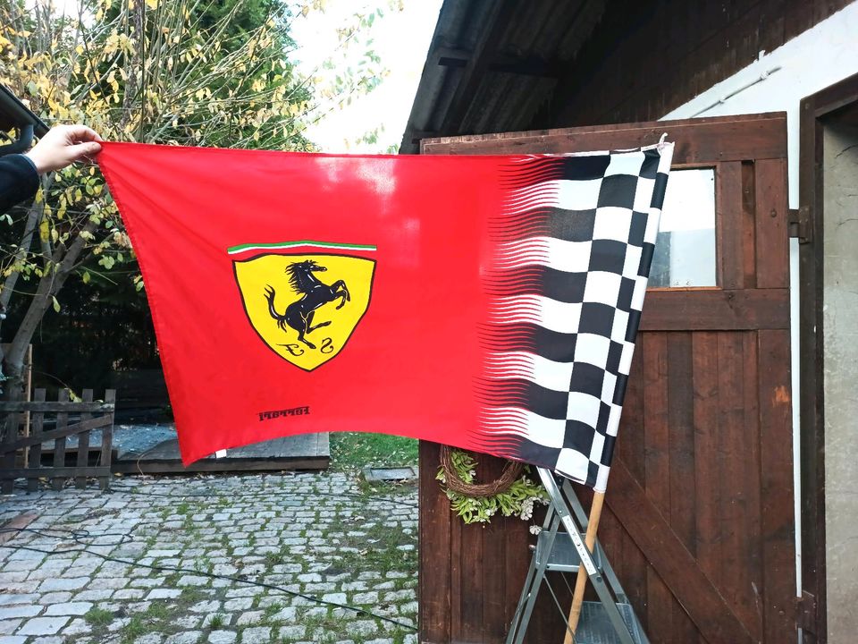 Große Ferrari Flagge Fahnenmast in Sasbach