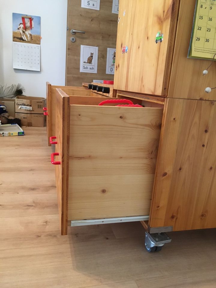 "Handemade" Kinderküche Schrank solide rollbar umbaubar in Frankenhardt