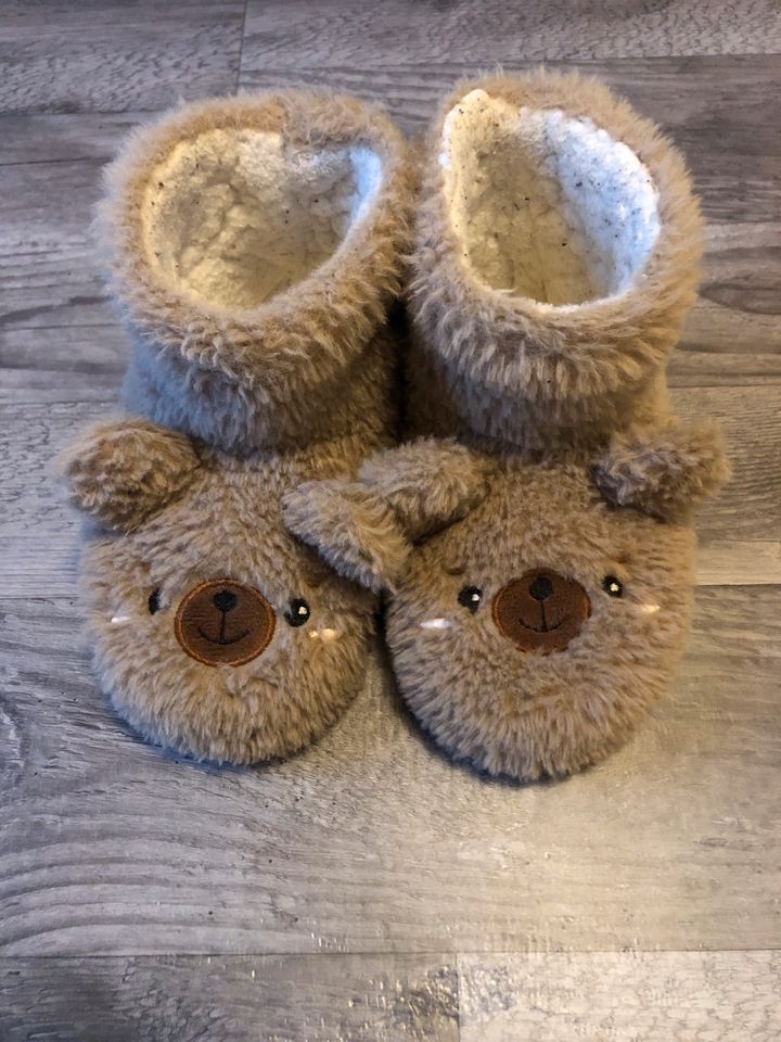 Puschen Hausschuhe Kuschelschuhe Gr. 26 27 Teddy Bär in Preußisch Oldendorf