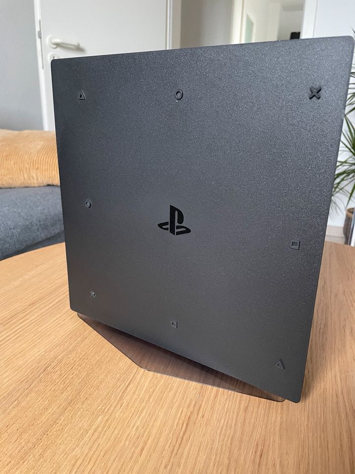 PlayStation 4 Pro mit 2TB und 3 Controller in Düsseldorf