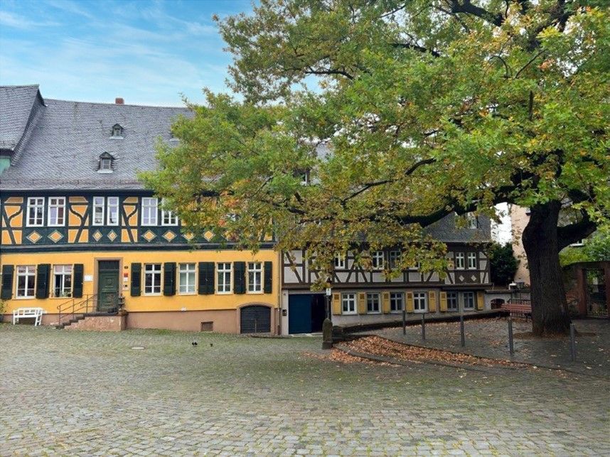 Denkmalgeschütztes Mehrfamilienhaus mitten in der historischen Altstadt von Frankfurt-Höchst in Frankfurt am Main