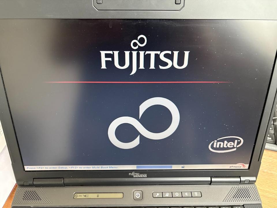 Fujitsu-Siemens ESPRIMO Mobile M9410, Laptop, 256GB SSD, 4GB RAM in Traunstein