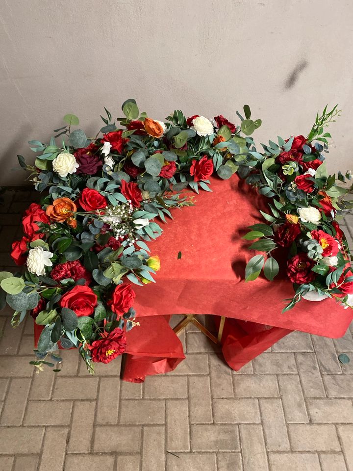Blumengesteck rot Dekoration Girlande in Hürth