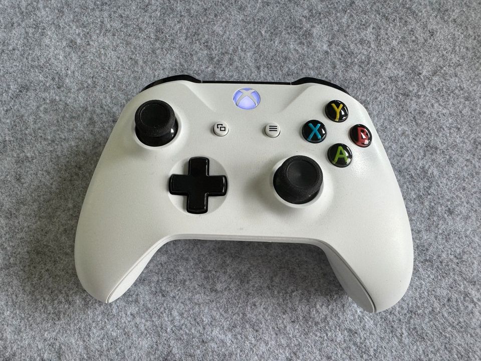 Xbox One Wireless Controller (1 Stick defekt) + neuer Sensor in Düsseldorf