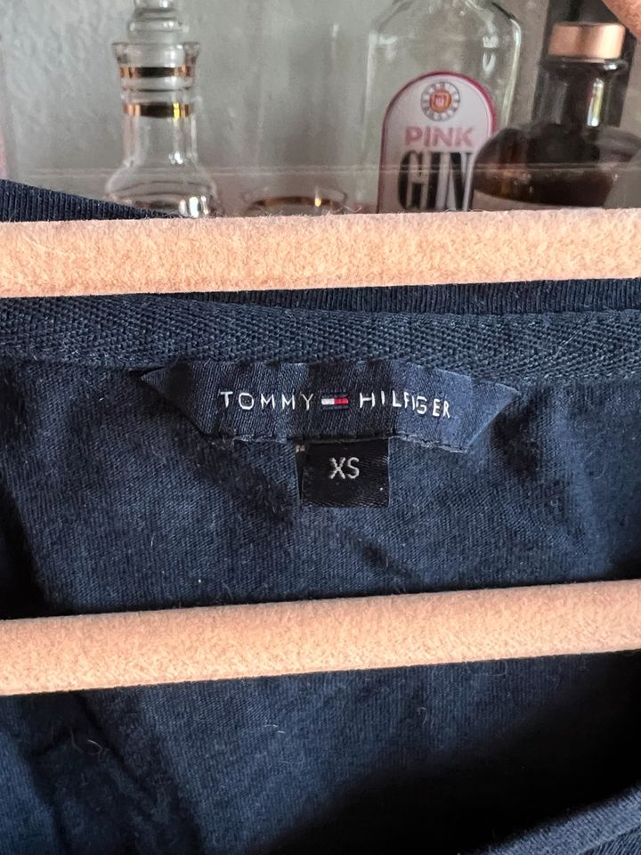 Blaues Tshirt Tommy Hilfiger in Berlin