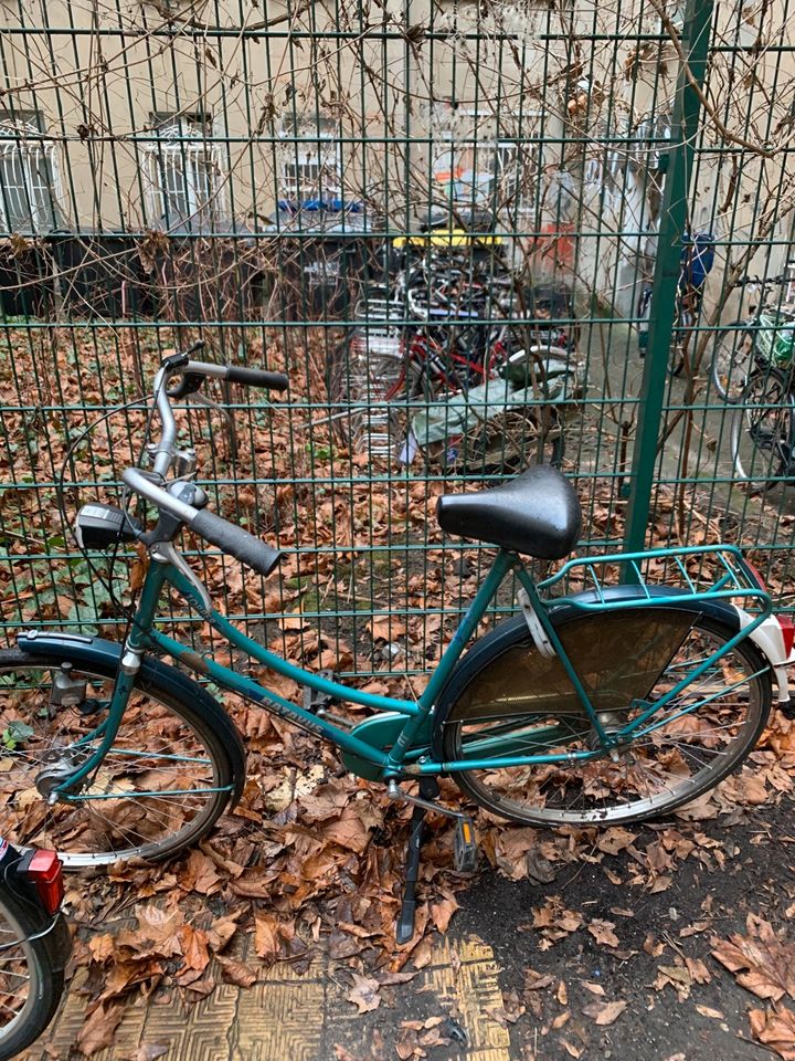 Türkises Batavus Damenrad in Berlin