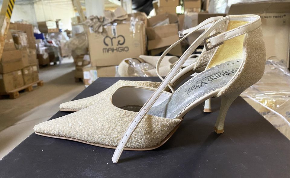 205 Paar Elegante Damenschuhe, Großhandel Restposten in Tanna