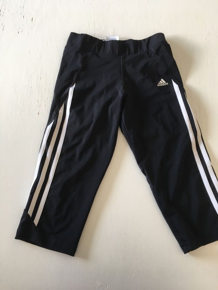 Adidas Sporthose capri, Mädchen schwarz, Gr. 140 in Nesselwang