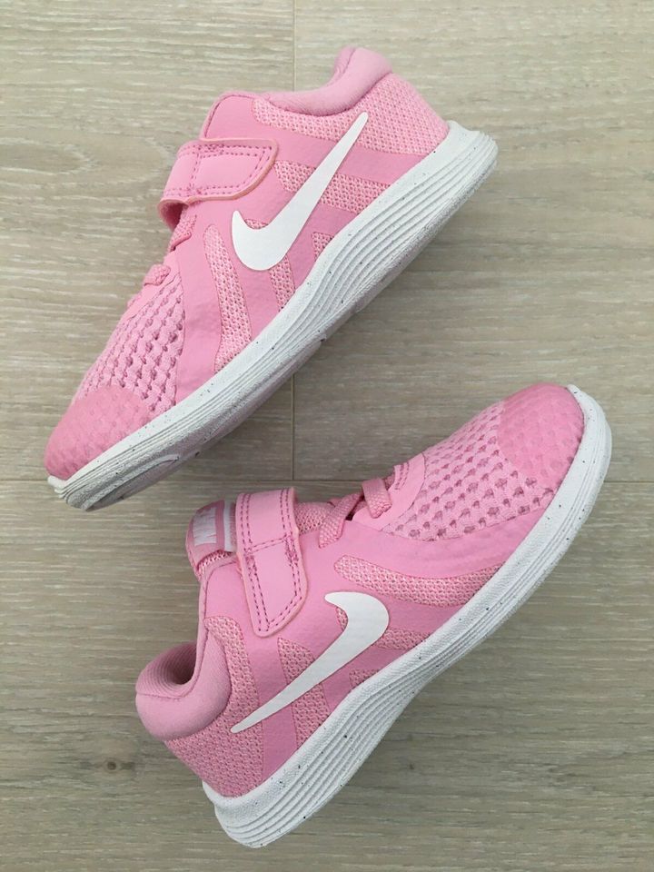 Nike Sneaker rosa-weiß Gr. 23,5 (UK 6,5) NEU in OVP in Stuttgart