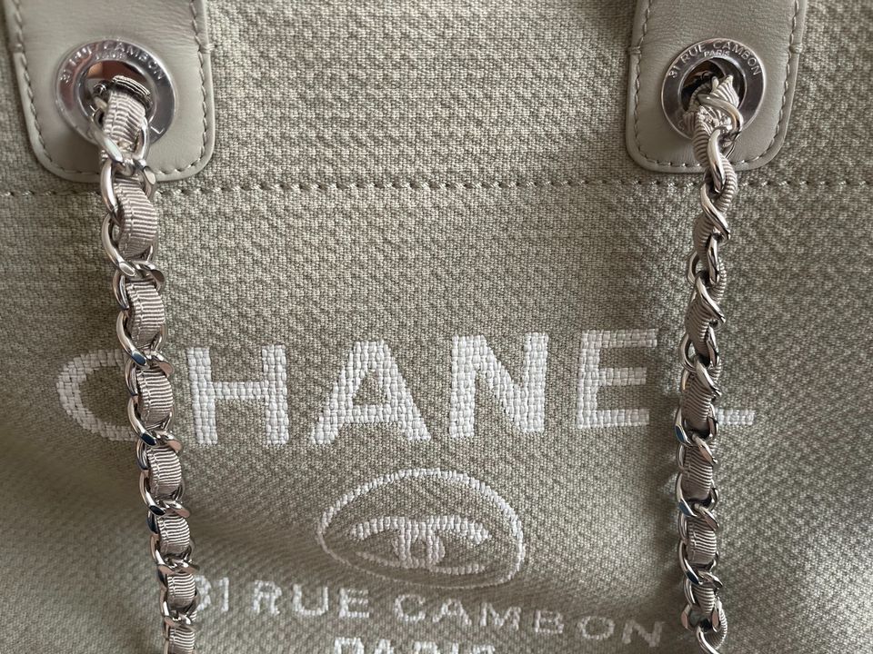 Chanel Deauville Neu ungetragen Metall noch verklebt in Dortmund