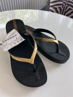Ipanema Plateau Sandale Badeschuhe 38 schwarz/gold NEU Sachsen - Chemnitz Vorschau