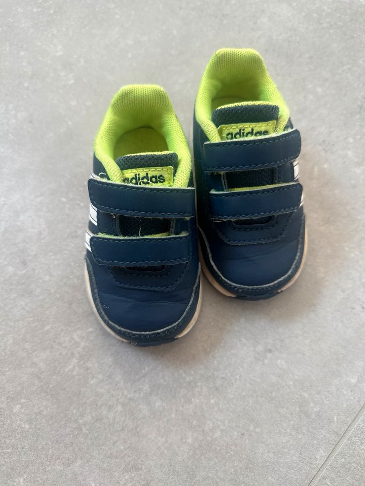 Adidas Kinder Sportschuhe Gr 20 in Delbrück