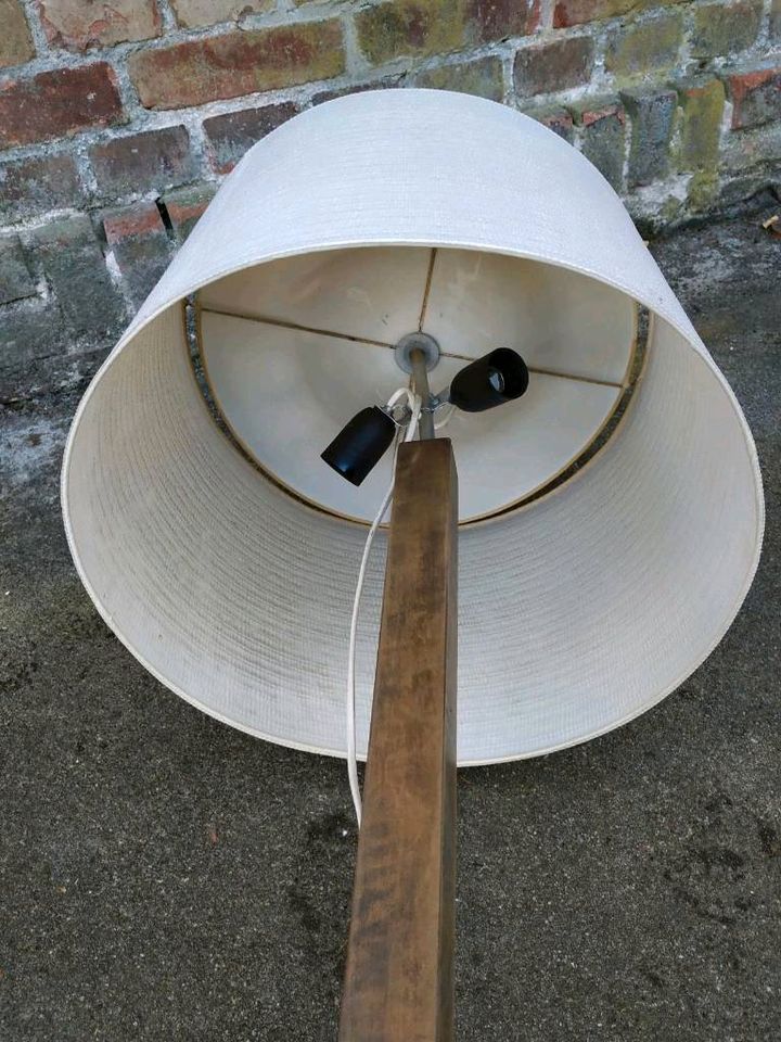 Retro Stehlampe mit Holzfuß in Grunow-Dammendorf