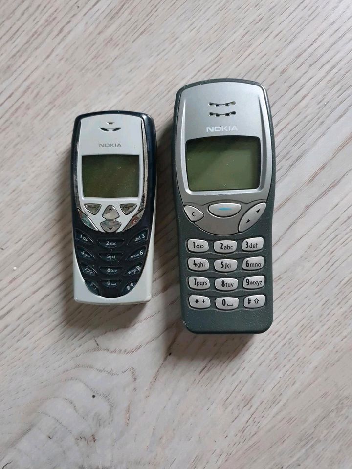 Retro Handys Nokia 8310 & Nokia 3210 in Leipzig