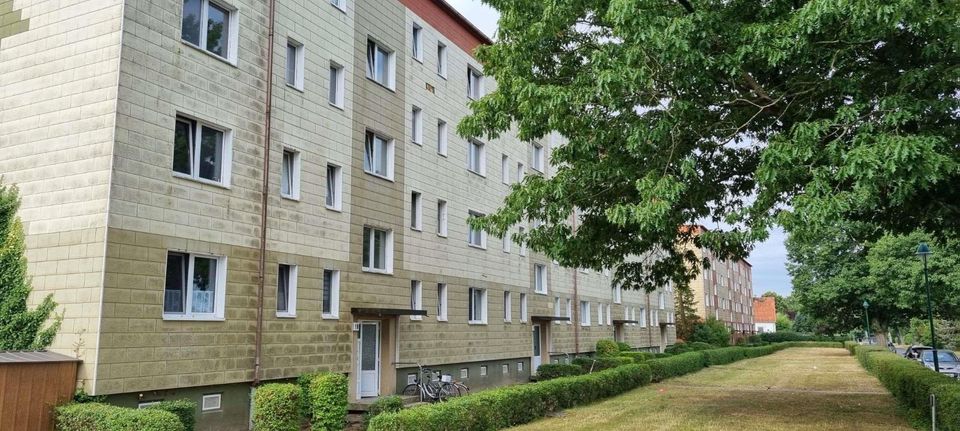 Hochparterre-Wohnung mit zwei Zimmern, Duschbad und Balkon in Perleberg