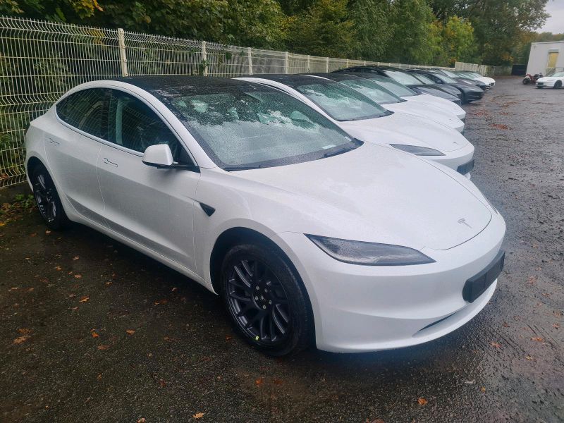 Tesla Model 3 HL 2024 Winter-Räder/ Reifen Pirelli oder Barum in  Nordrhein-Westfalen - Steinhagen, Reifen & Felgen