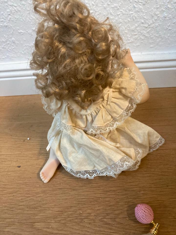 Süße kleine Susi Franklin Mint Heirloom Porzellanpuppe in Köln