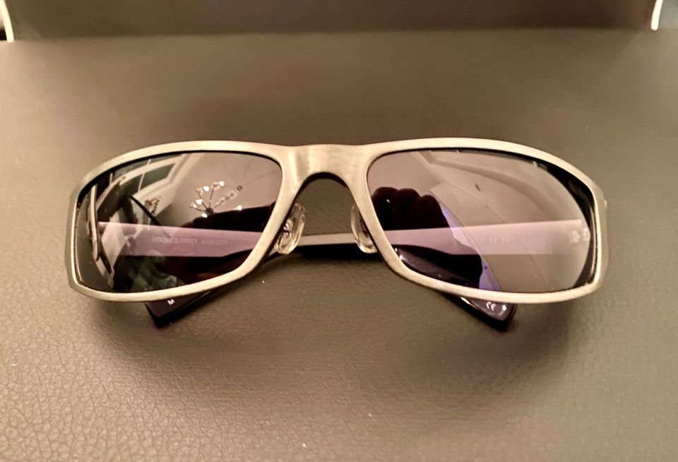 mossimo Sonnenbrille futuristisches Design mit Case in Oberhaching