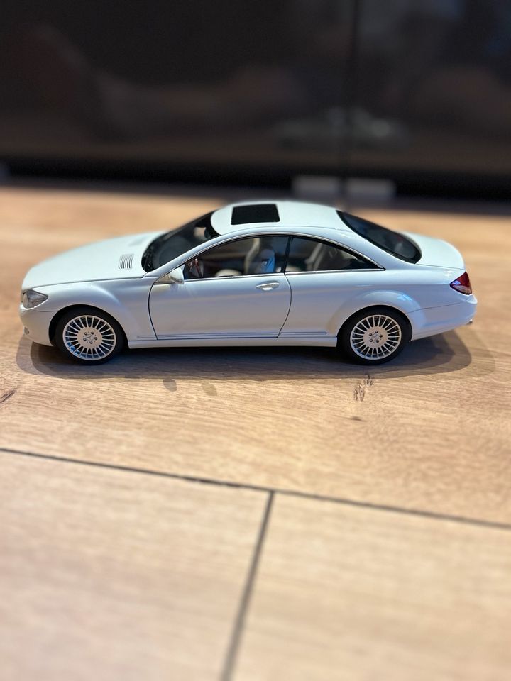 1/18 Mercedes-Benz CL-Klasse C216 Calcit weiss - AutoArt in Weilbach