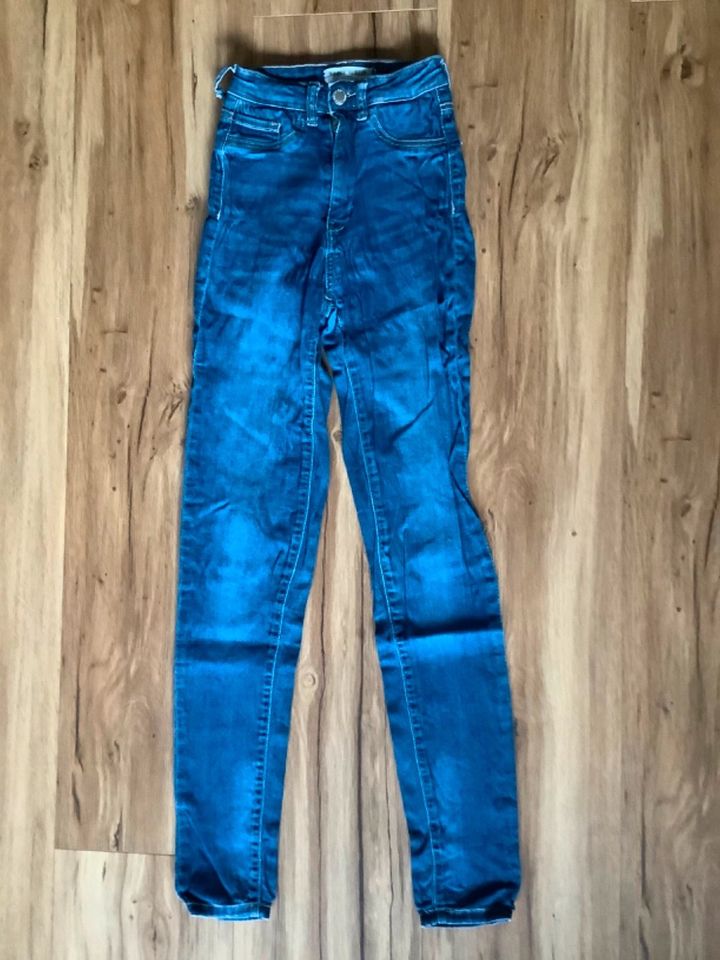 2 Skinny Stretch Jeans Gr. 32 Gr. XXS TALLY WEIJL & FB Sister in Kiel