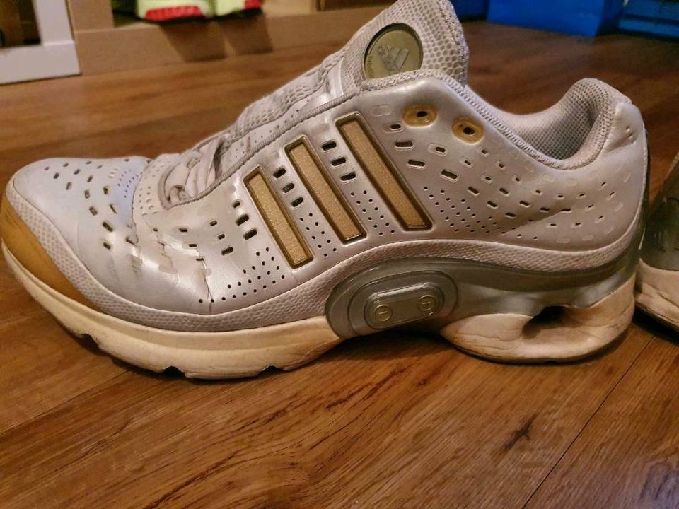 Adidas 1.1 Intelligence One Laufschuh gr 44 2/3  Perlmutweiß in Scheyern