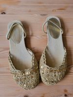 Damen Mädchen Schuhe Slipper Sandalen Gold Gr. 37 Brandenburg - Bernau Vorschau