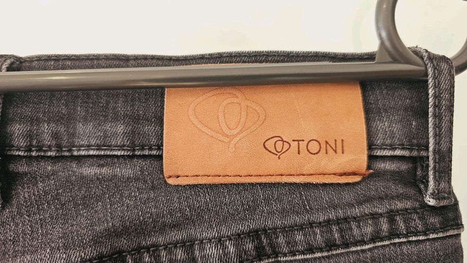 Toni Jeans schwarz 38 in Korschenbroich