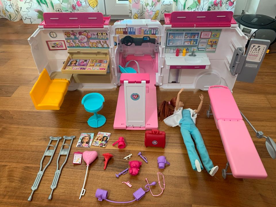 Mattel Barbie Krankenwagen in Erlangen
