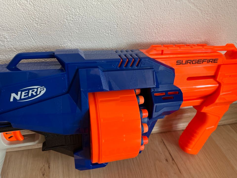 Nerf Surgefire mit vollem Magazin und 13 Ersatzpfeile in Blankenfelde-Mahlow