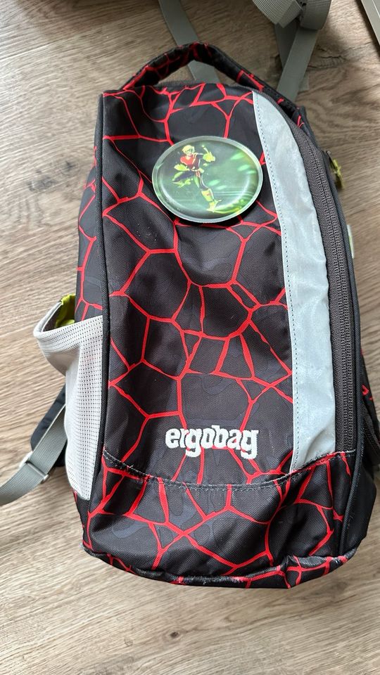 Ergobag Superhelden Schulrucksack mit 9 tlg. in Schwarzenbruck