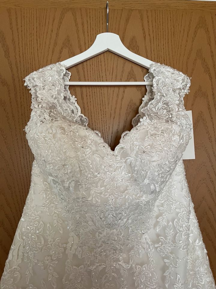 Hochzeitskleid / Brautkleid Größe 44-46 weiß UNGETRAGEN in Obersulm