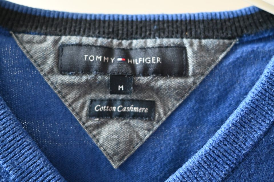 Pullover Tommy Hilfiger Herren blau Gr. M in Beelitz