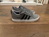 Adidas Sneaker grau weiß schwarz 38 Niedersachsen - Lehre Vorschau