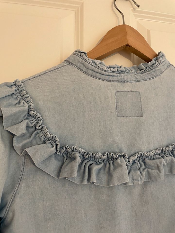 Jeansbluse blau mit Rüschen in Buxtehude