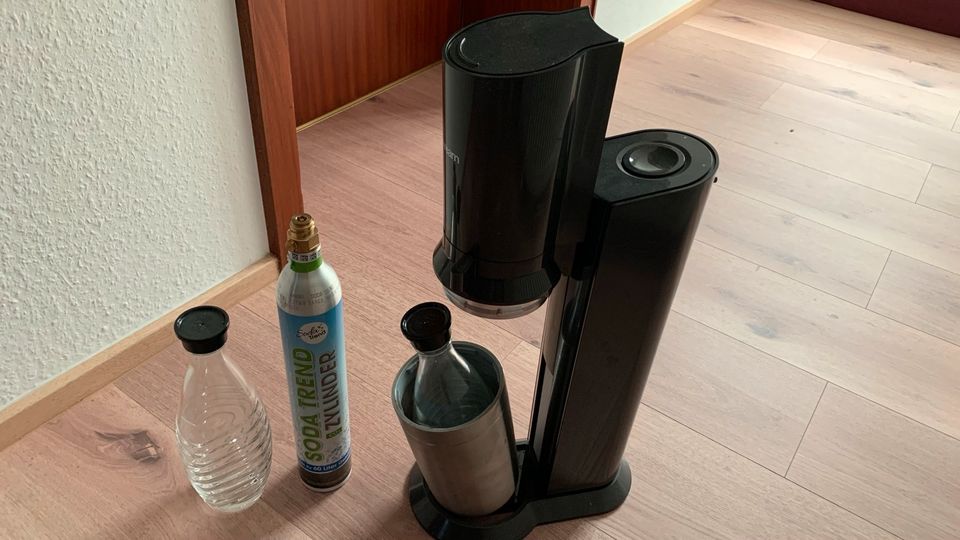 Soda Stream mit 2 Glasflaschen und 2 Kartuschen. in Rheinbrohl