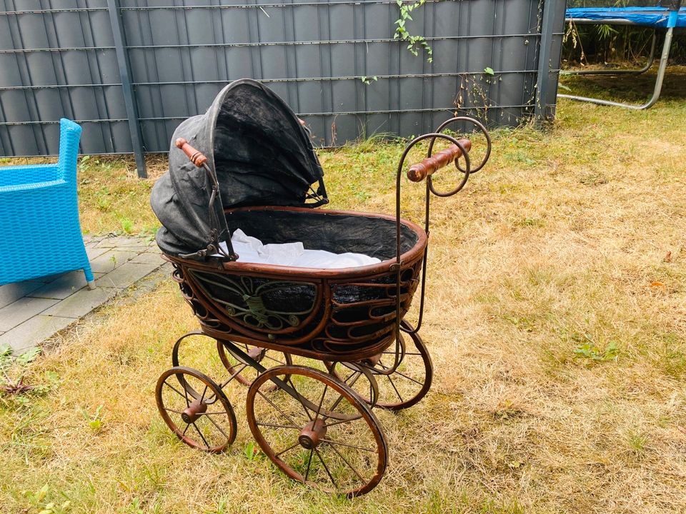 Antiker Puppenwagen Dekoration in Düsseldorf