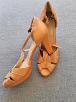 COX Sandaletten Plateau hoher Absatz beige Leder NEU 40 Bonn - Poppelsdorf Vorschau
