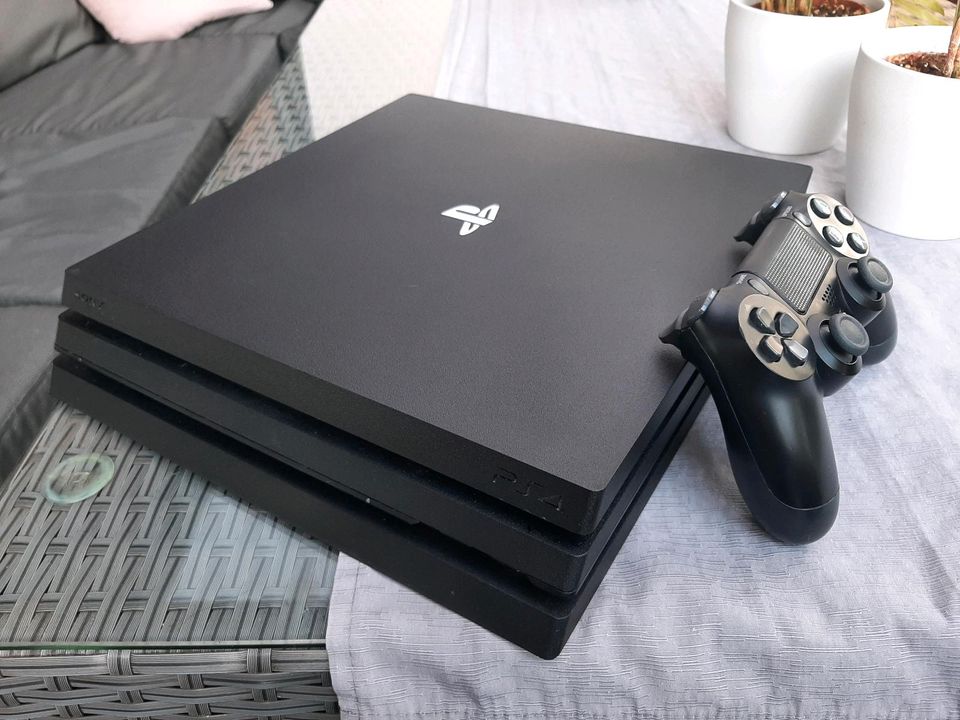 Ps4 Pro mit Controller in Moers