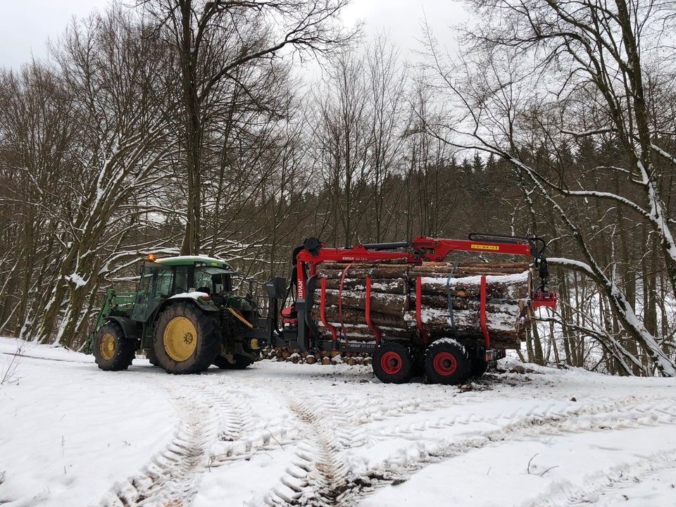 Holztransport mit Rückewagen und Traktor in Steinbach-Hallenberg (Thüringer W)