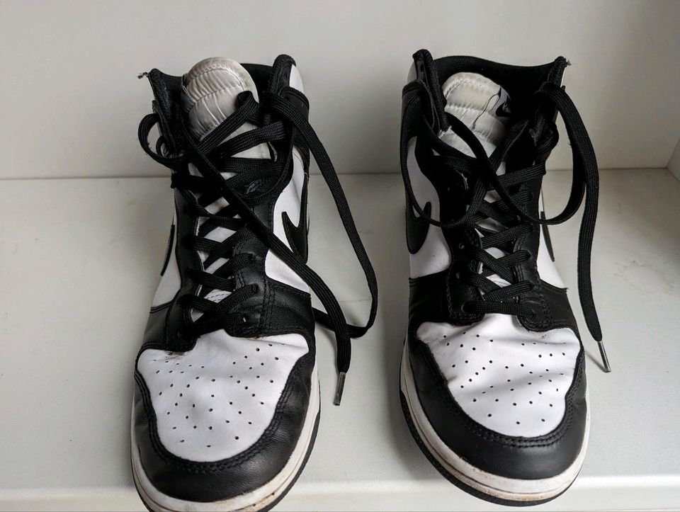 Nike Dunks High Panda in Hamburg