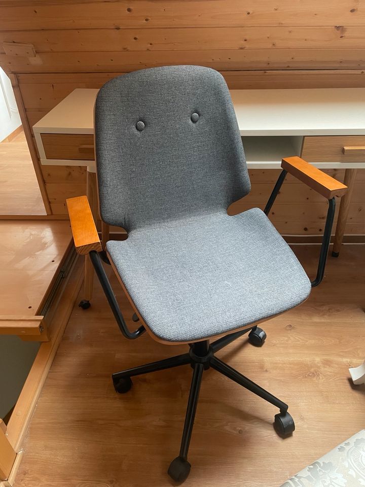 Bürostuhl tolles Design mit Armlehnen in Zwenkau