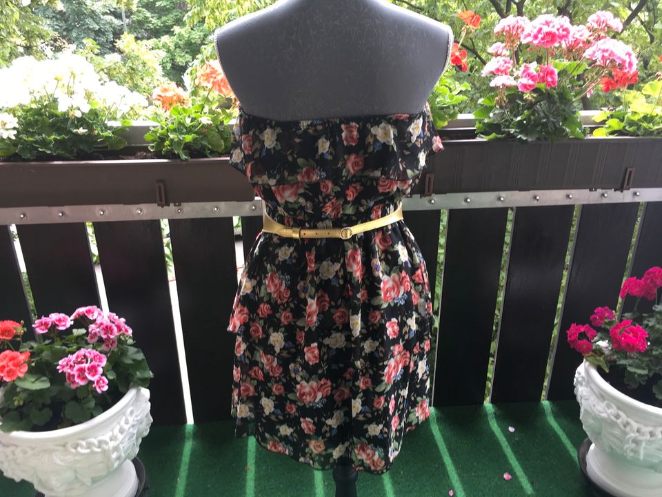 Duftiges Kleid schwarz mit Blumen Volants goldener Gürtel in München
