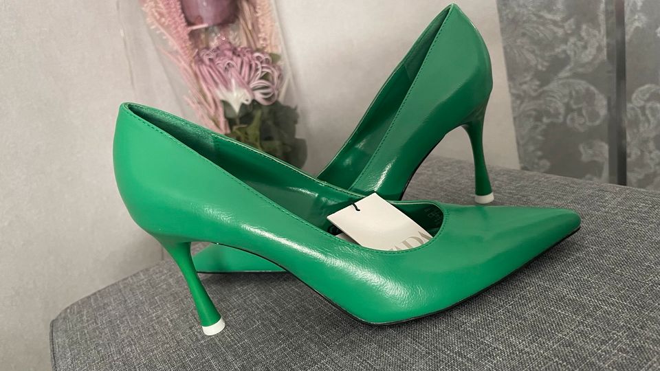 ZARA Pumps Gr. 38, grün, NEU mit Etikett in Geseke