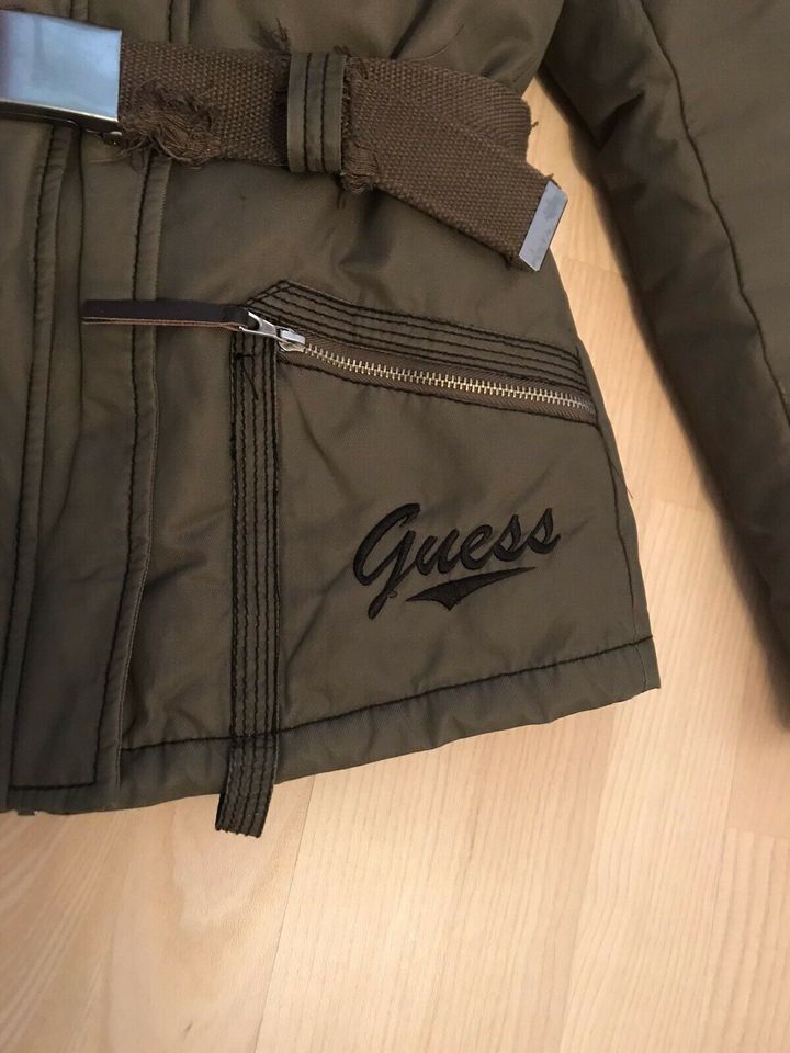 Guess Winterjacke grün in München