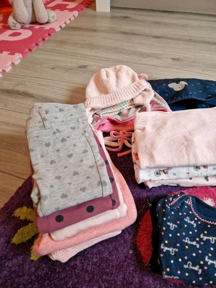 Paket Babykleidung Herbst / Winter Größe 74 / 80 in Eppelborn